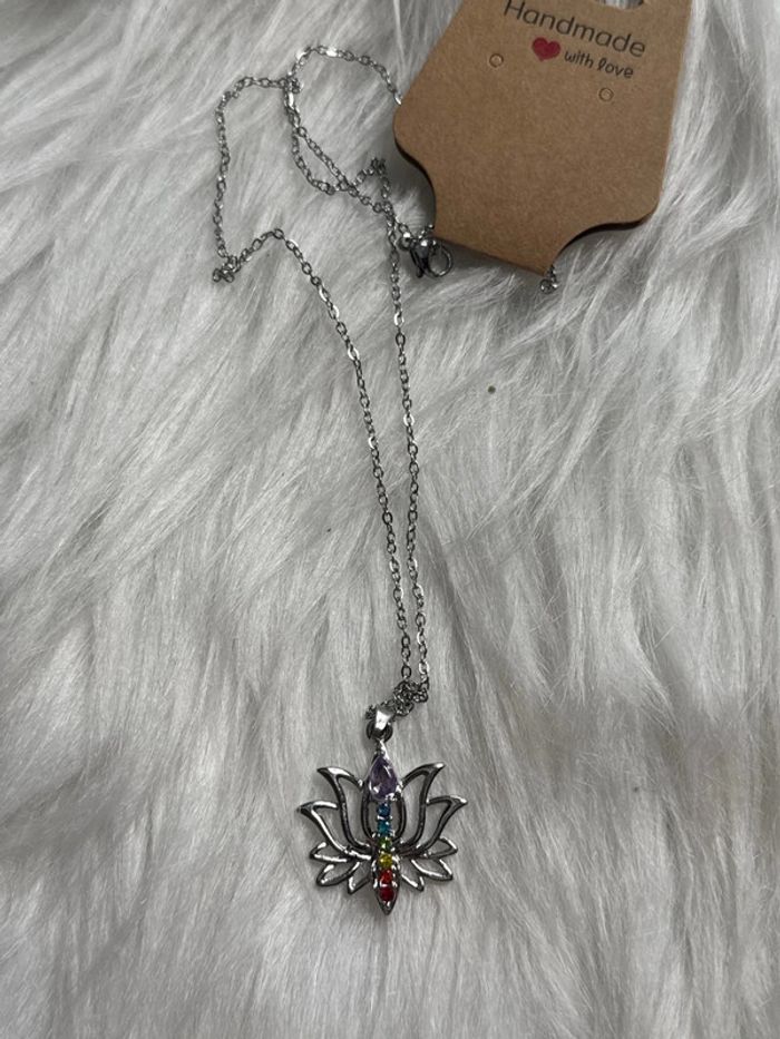 Collier pendentif fleur de lotus et chakra