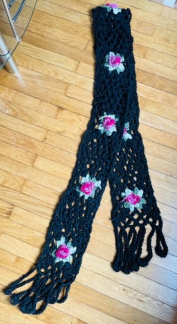 Echarpe d’hiver noire avec roses brodées dessus vintage