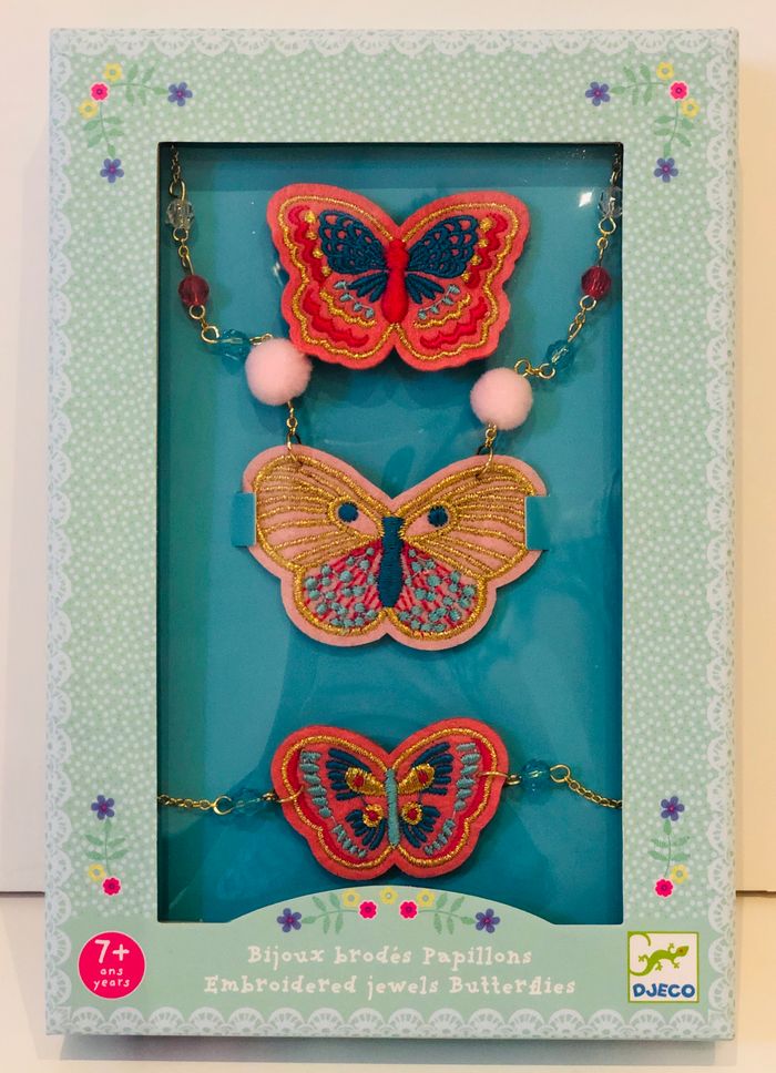 NEUF DJ06672 Djeco bijoux brodés papillons coffret parure collier bracelet broche 6 ans lot SOP77