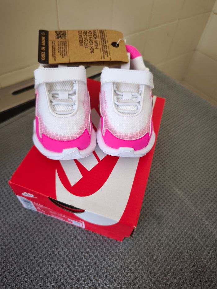 Chaussures Nike bébé taille 19.5 - photo numéro 2