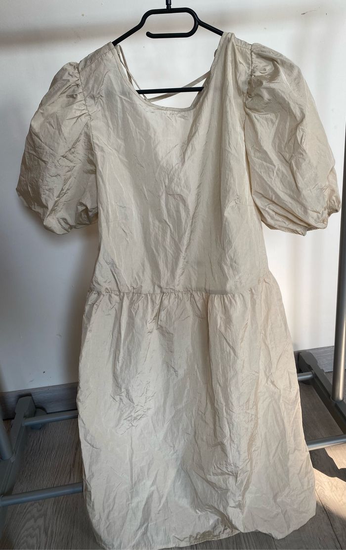 Robe couleur or, fermé avec un laçage