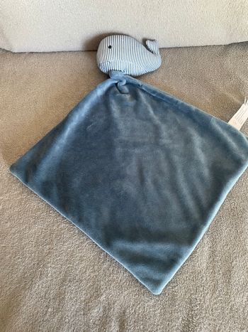 Doudou plat Baleine grelot rayé bleu et blanc mouchoir Zeeman