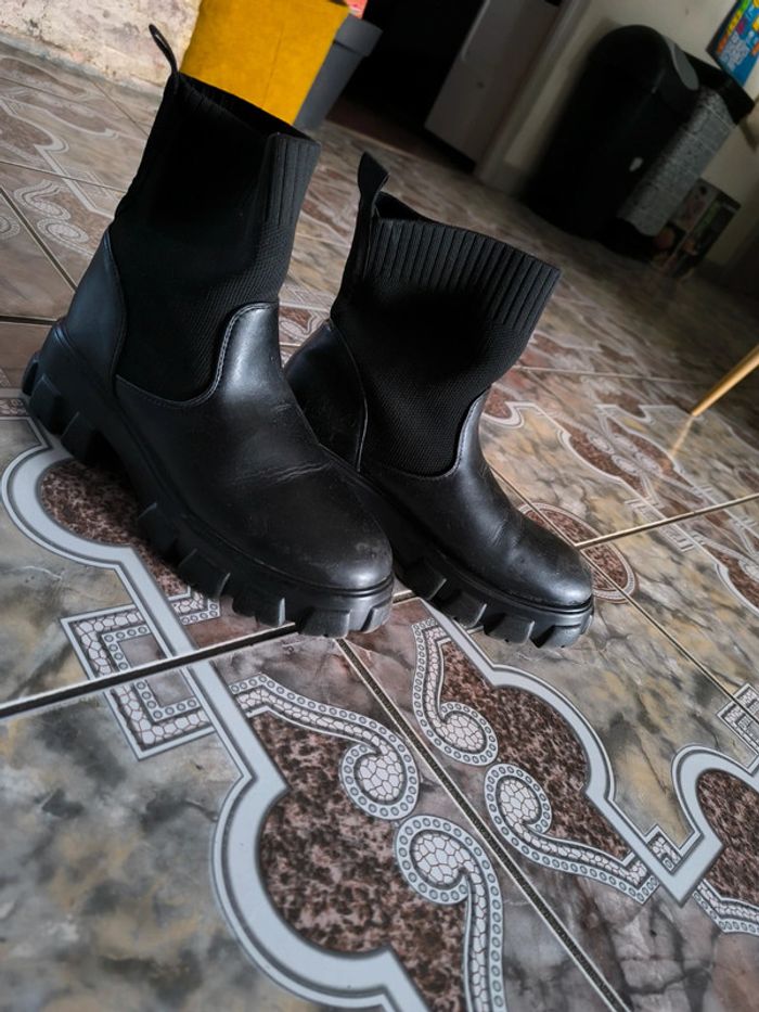 Paire de boots noires - photo numéro 2