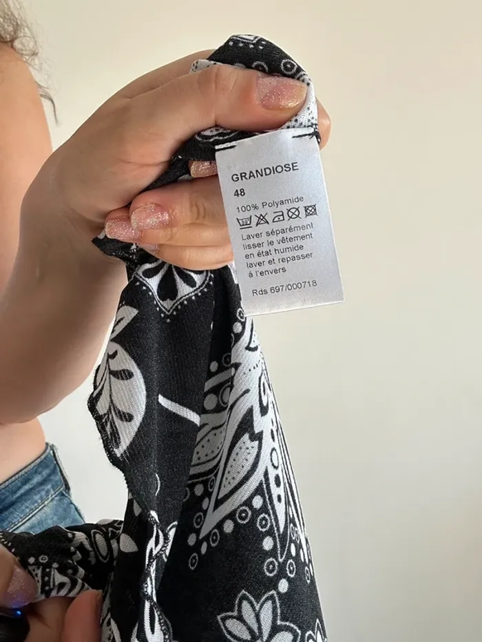 Blouse à volants en mesh transparente à motifs noir et blanc taille 46/48 - photo numéro 10
