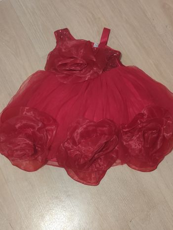 Magnifique robe princesse rouge avec les grandes fleurs