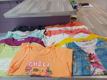 11 tee shirts et 1 débardeur pour filles Taille 8 ans