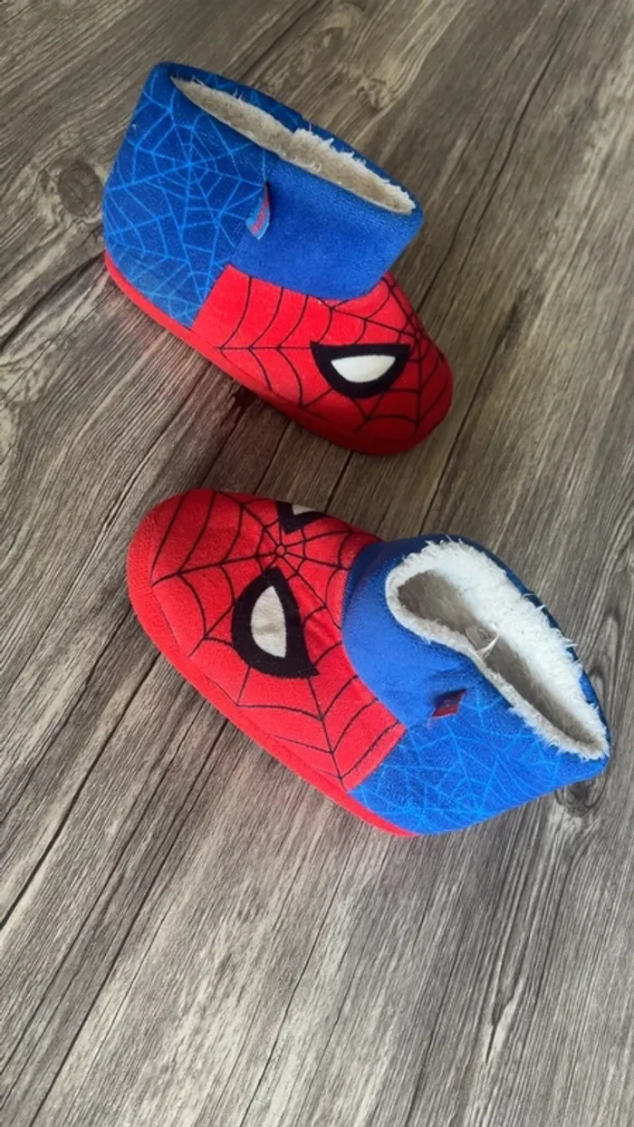 Chaussons Spiderman garçon taille 28
