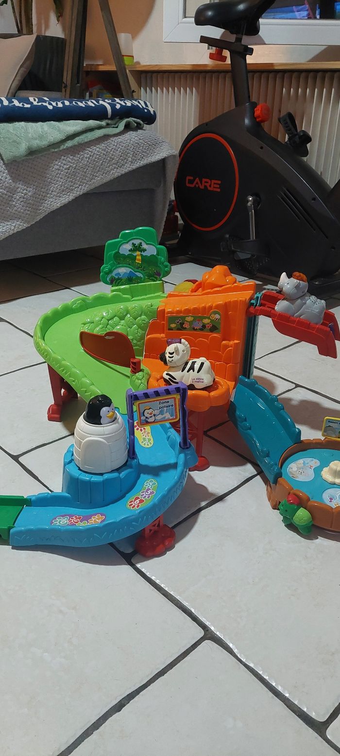 zoo interactif a vendre le lot tut tut animo V tech
un peu volumineux.
d'autres articles disponibles
ensemble assez satisfaisant malgres 
un petit defaut sur un plastique mais rien de genant(scotch) - photo numéro 2