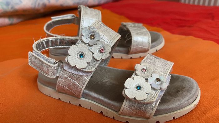 Paire de sandalettes fleurs maintien au talon pointure 27