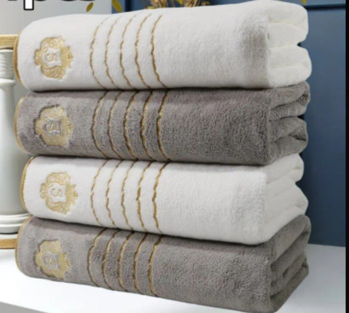 Ensemble 4 pièces de luxe classique brodé