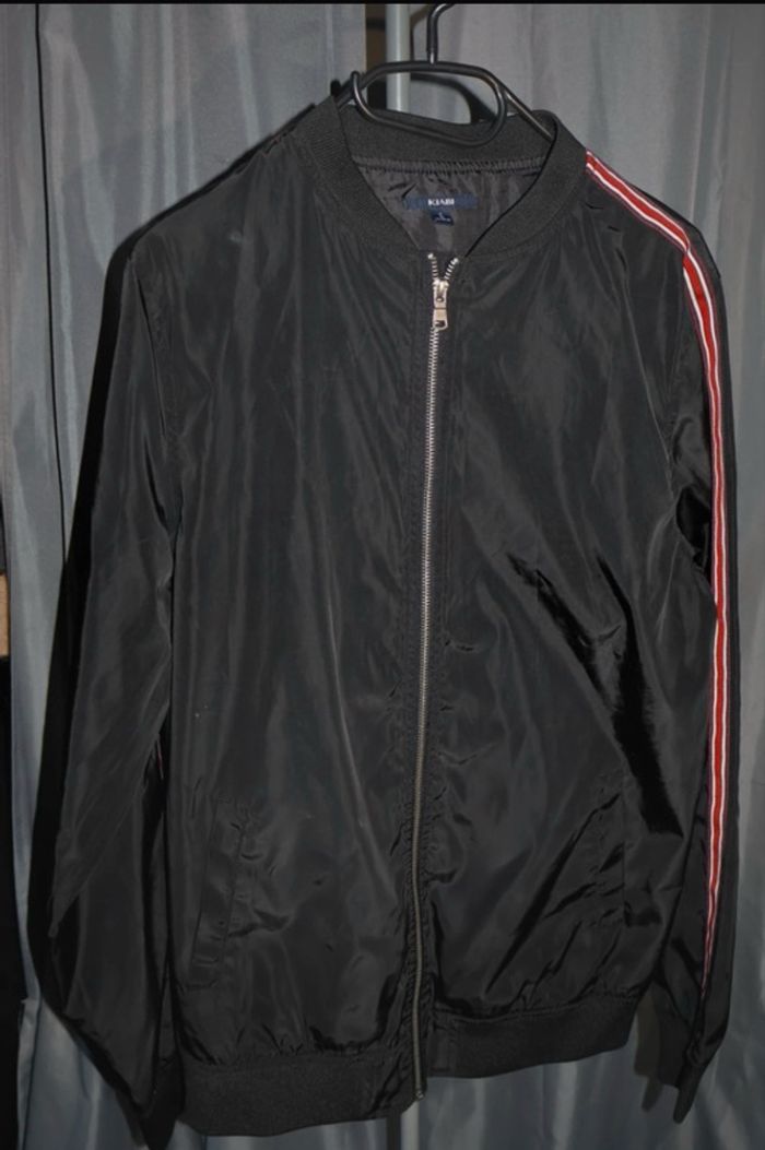 Veste avec bandes rouges - Kiabi