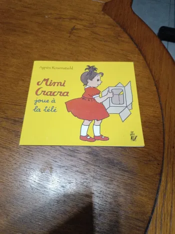Mimi Cracra joue à la télé