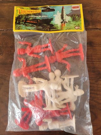 Vends lot de 12 thunderbirds vintage comansi dans leur emballage