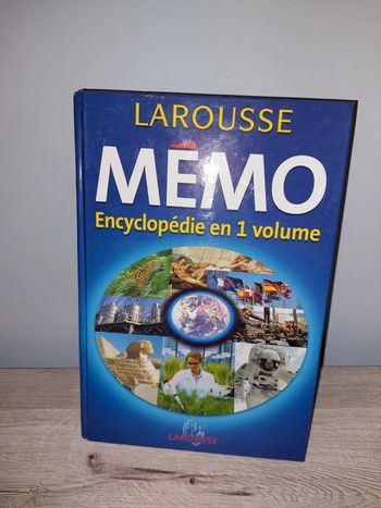 Gros livre encyclopédie larousse