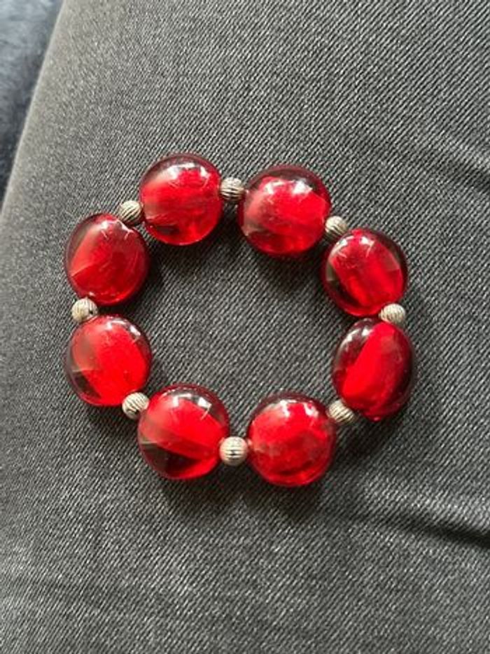 Bracelet rond rouge avec métal tout autour