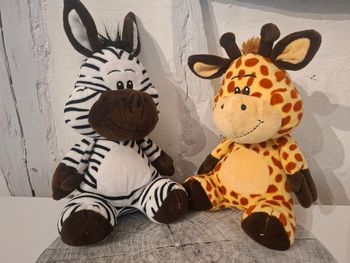 Peluches zèbre  et girafe