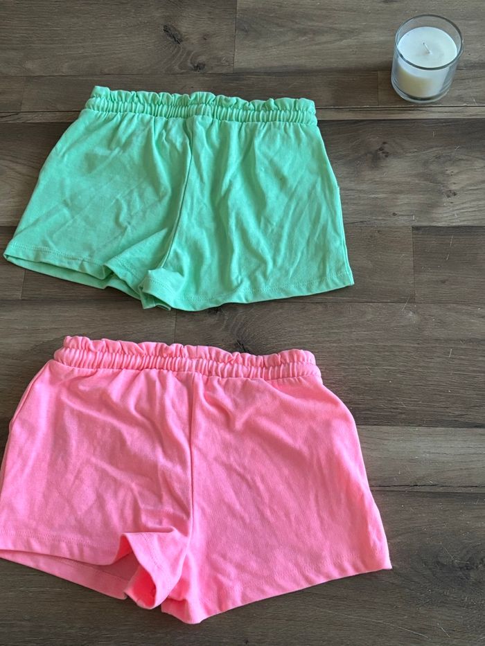 Je vend un lot de 2 short fille taille 4 ans neuf et très bon état - photo numéro 2