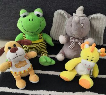 Lot de 4 peluches dont 1 avec mélodies. Propres