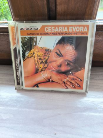 cd Les essentiels - Cesaria Evora en tres bon etat