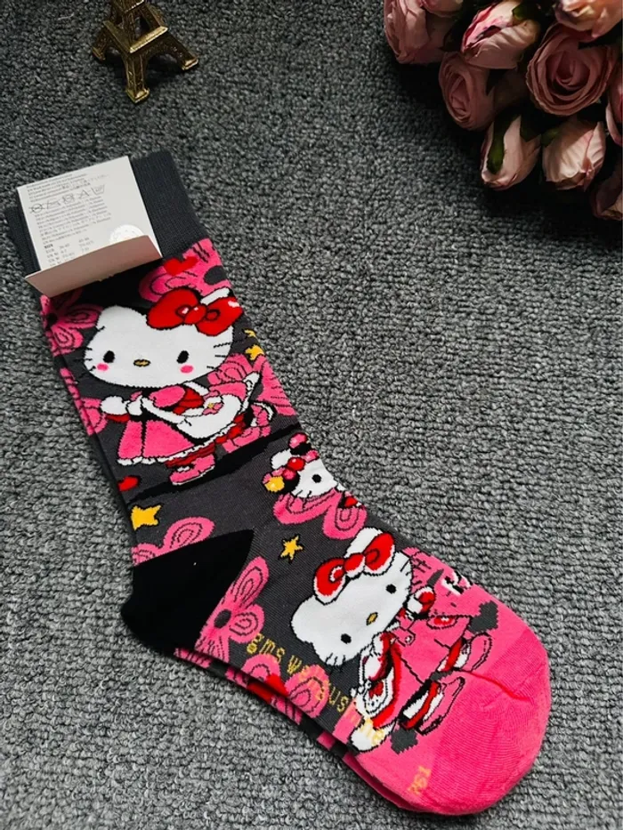 🇫🇷 Made in France – Chaussettes Hello Kitty en robe rose et nœud rouge – GMS Wellgushine - photo numéro 3