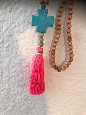 Sautoir boho boheme pompom turquoise et rose croix