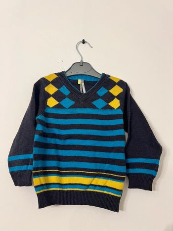 Pull bleu et jaune à motif