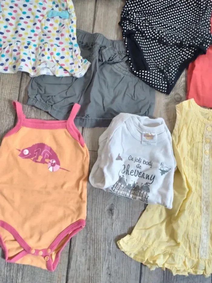 Gros lot de vêtements bébé fille 9 mois - photo numéro 2
