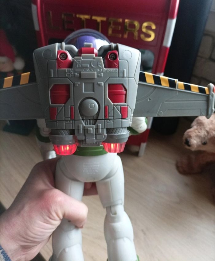 Toy story buzz 31 cm déploie ses ailes lumière et fait de la fumée - photo numéro 4