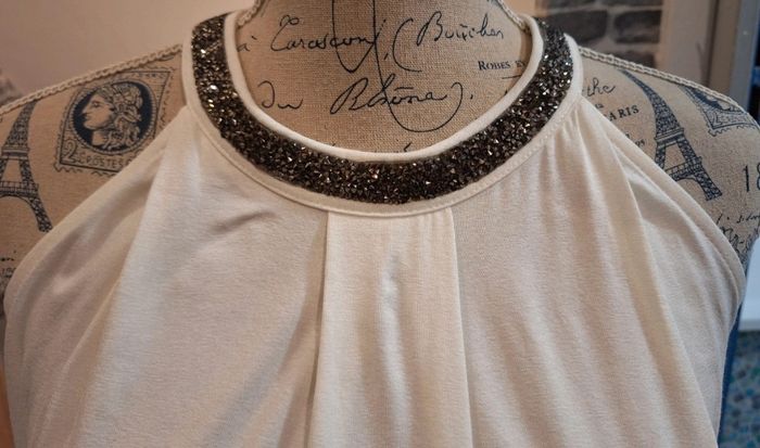 Débardeur blanc avec le tour de cou en strass brillant - photo numéro 2