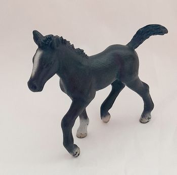 Figurine Schleich Poulain noir et blanc