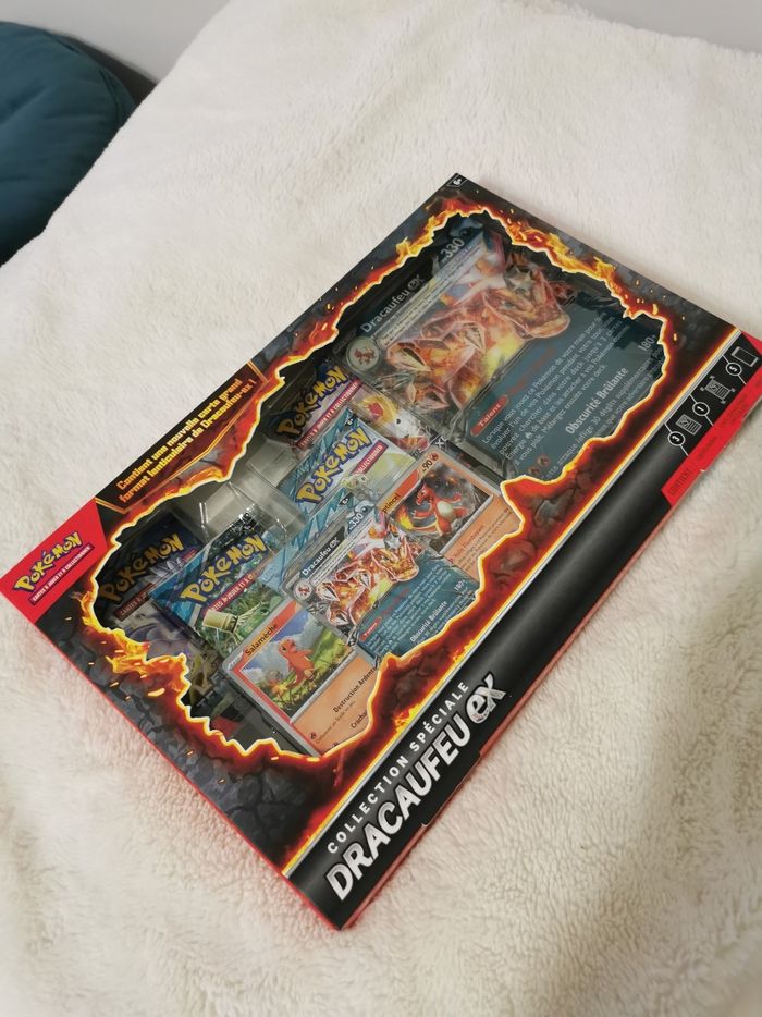 Coffret Dracaufeu ex Pokémon 5 boosters