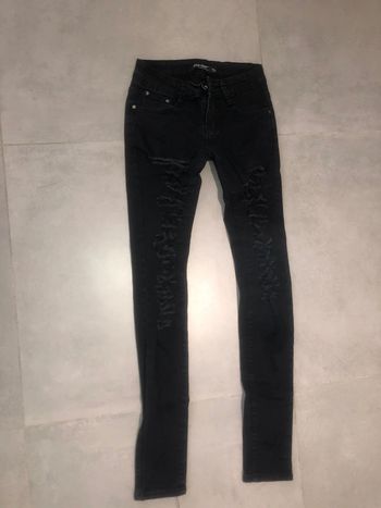 Pantalon noir effete déchire sur les jambes