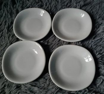 Lot 4 petites assiettes à dessert