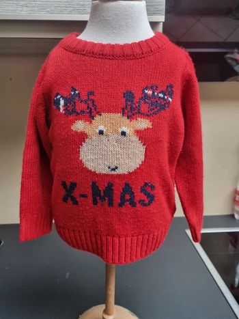 Pull de Noël rouge avec renne