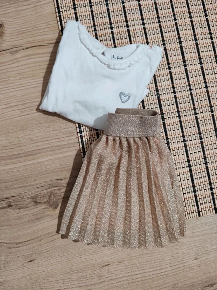 Ensemble fille t-shirt blanc coeur doré avec sa jupe plissée dorée 6 mois