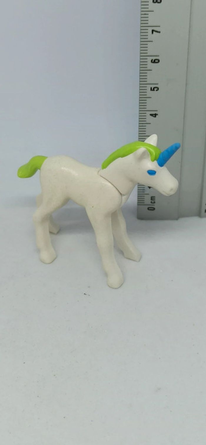 Bébé licorne blanc et vert avec corne bleue playmobil