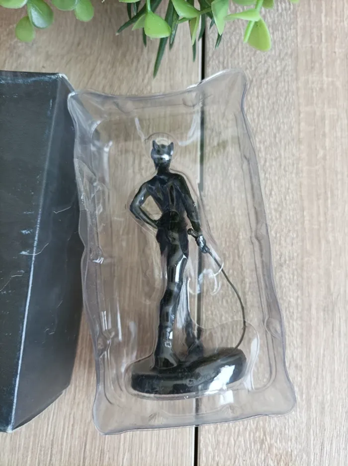 Figurine DC Comics Catwoman Eaglemoss Super Héros - photo numéro 3