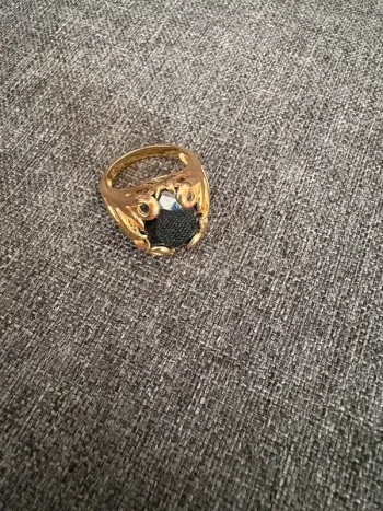 Bague dorée à pierre noir