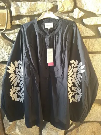 Chemise bleue marine avec manches brodées