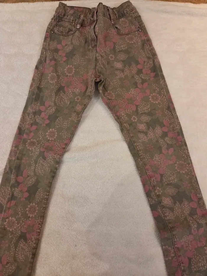 Pantalon kaki a motifs fleurs - photo numéro 2