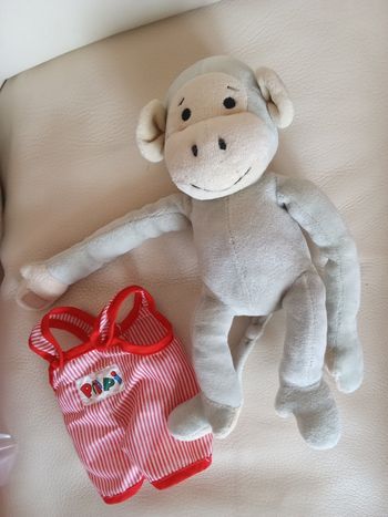 Doudou  Popi Ajena  de 2002  soit 23 ans  Nounours singe gris clair  / vêtement rouge d'occasion  vintage ancien