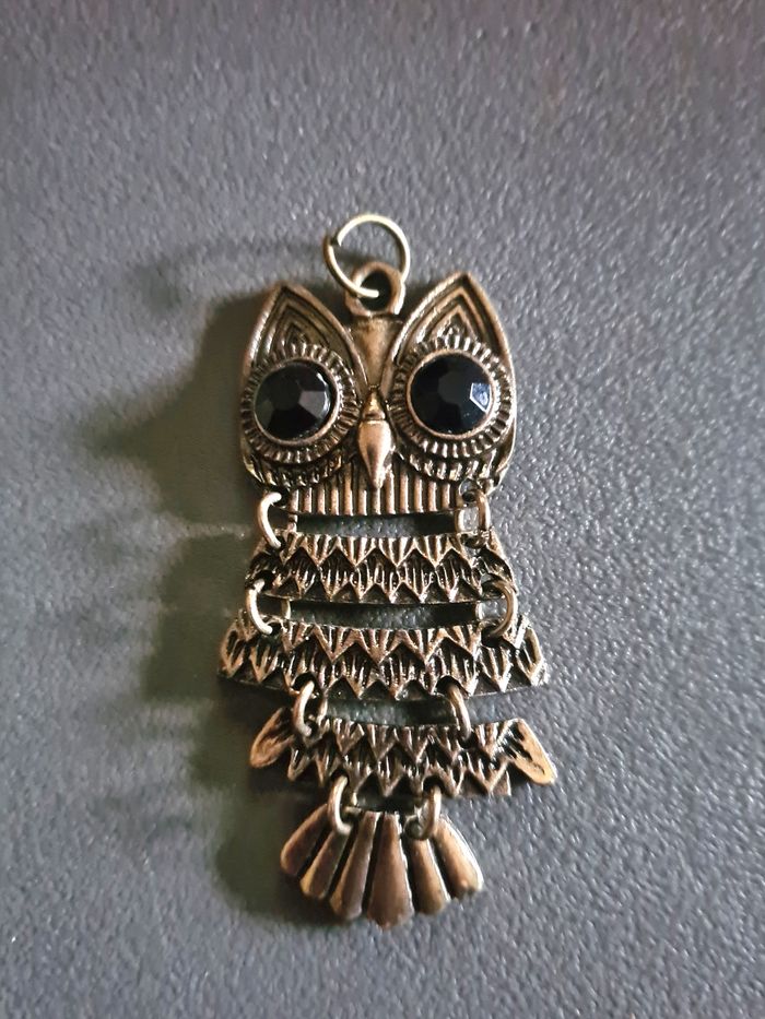 Pendentif. Hibou. Chouette. Doré. 6 cm.