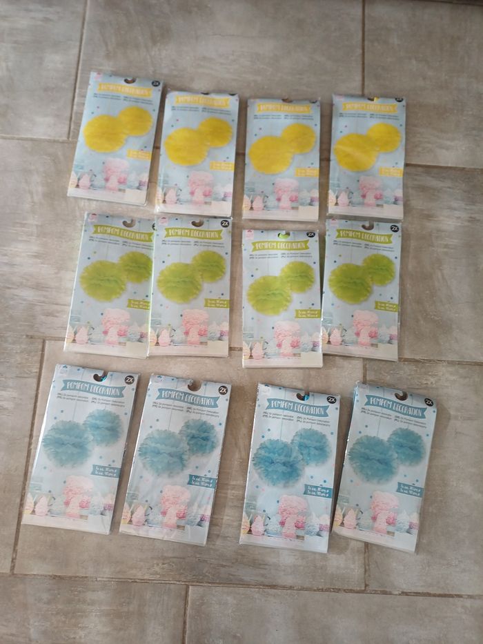 Lot 24 pompoms décoratifs