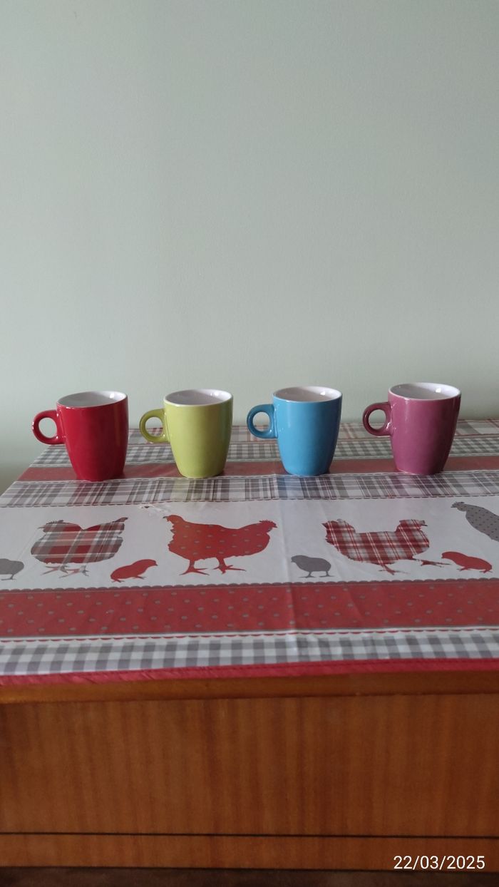 4 tasses colorées