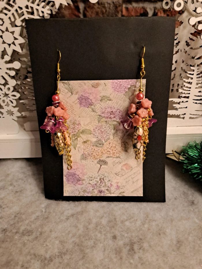 Boucles d'oreilles pendante rose doré - photo numéro 2