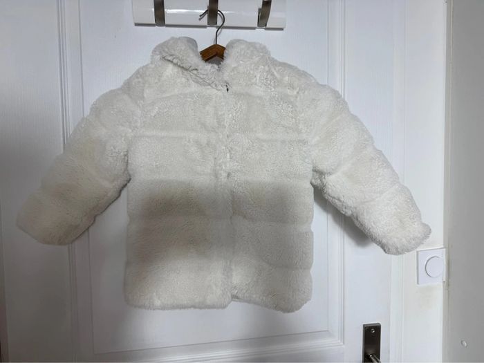 Manteau fausse fourrure avec capuche