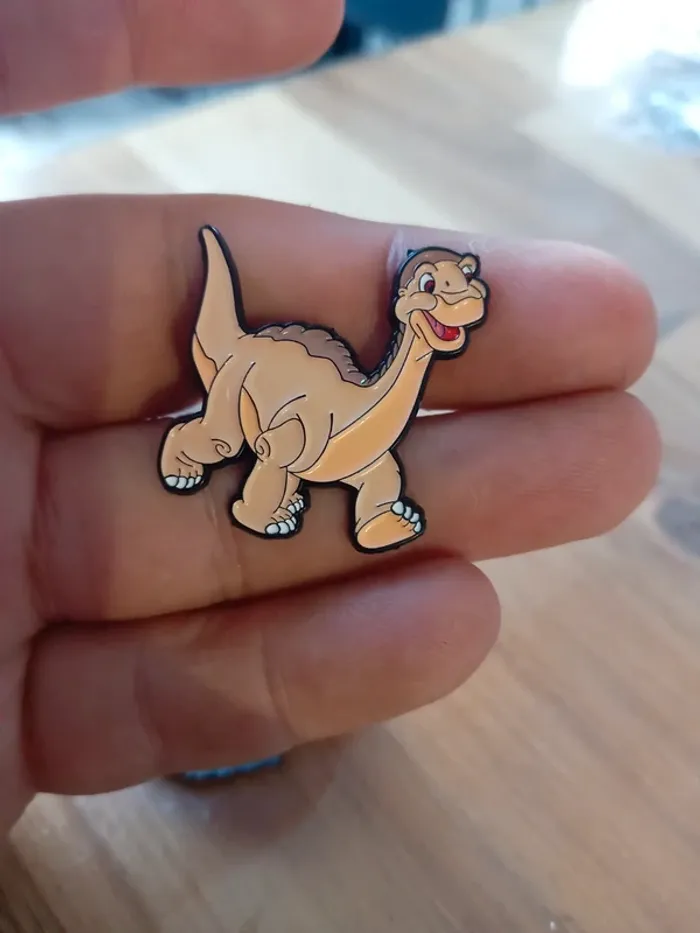 Pin's petit pieds du film le petit dinosaure de disney - photo numéro 3