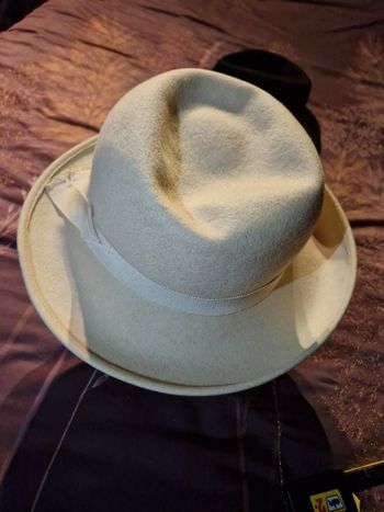 Chapeau en feutrine beige