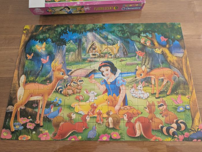 Puzzle Fluorescent Blanche neige grand format complet 104 pièces Clementoni - photo numéro 2