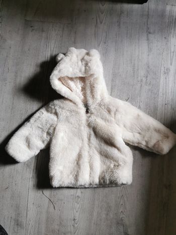 Veste chaude poil avec petite oreille 12 mois
Comme neuf porter 1 fois